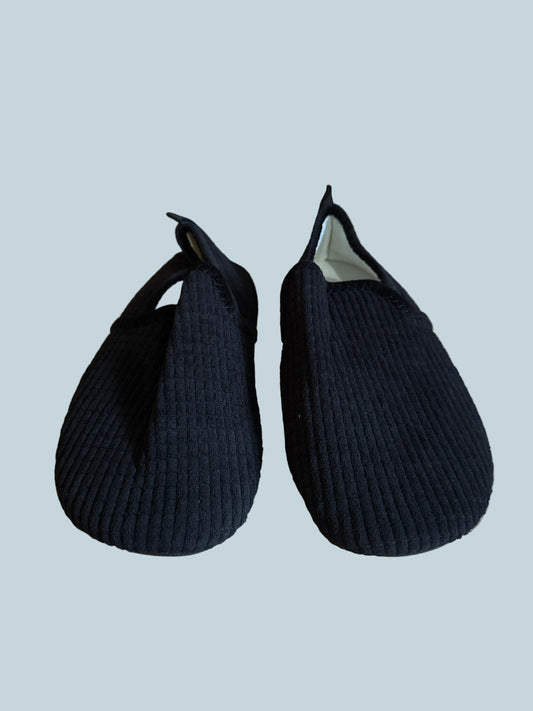 Men Women Slipon Shoe Slippers. Like New. Size 44