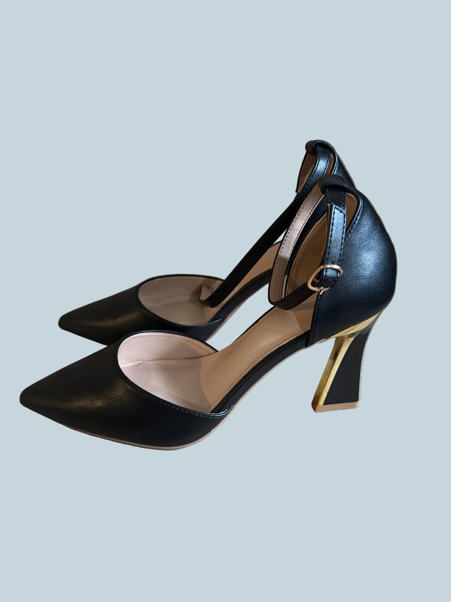 ZBY Women high-heeled pump shoe. secondhand. Size 8.5