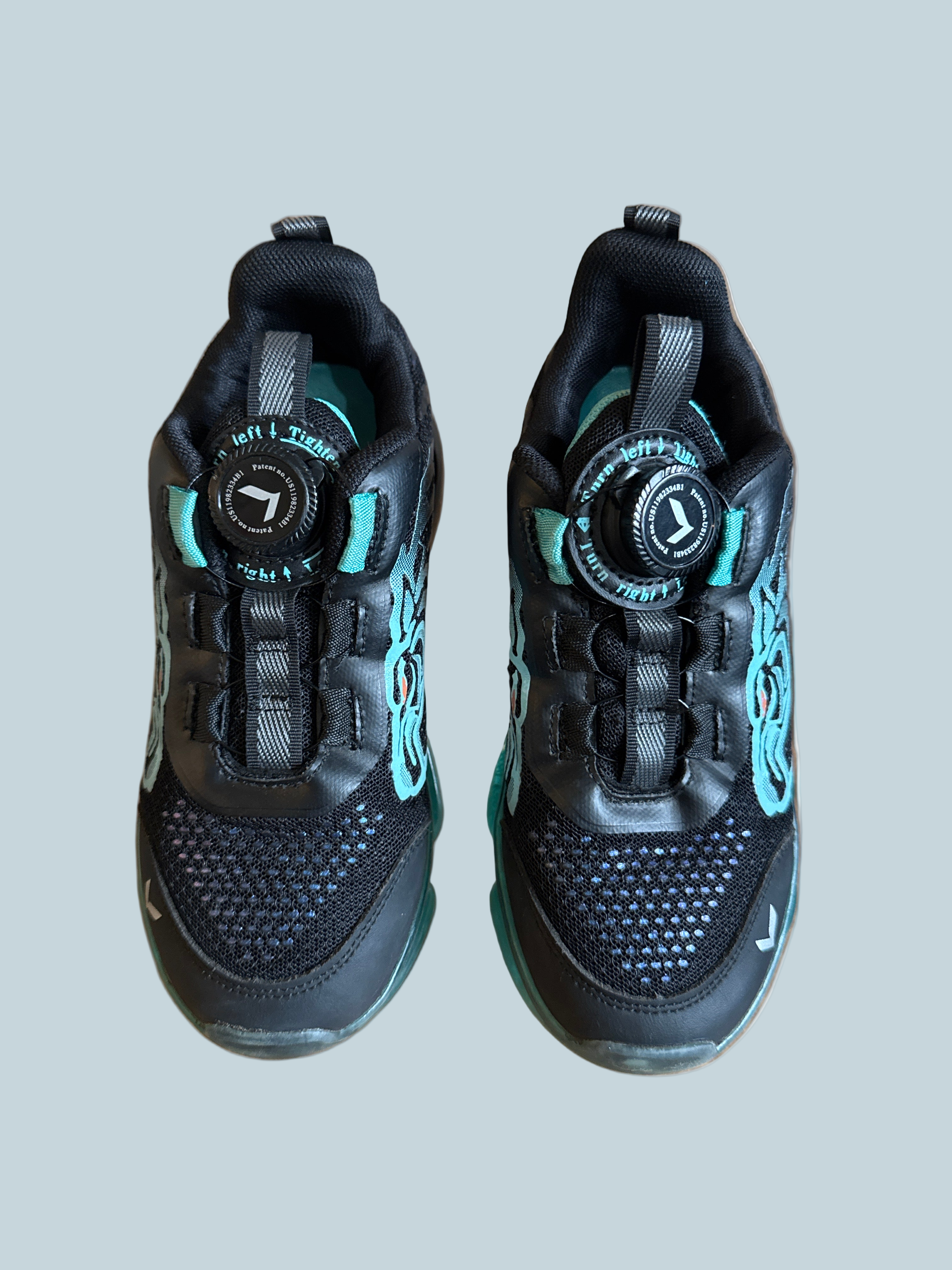 Vitike kids Boys Athletic Shoe Sneaker. Iike New. Kids Size 32