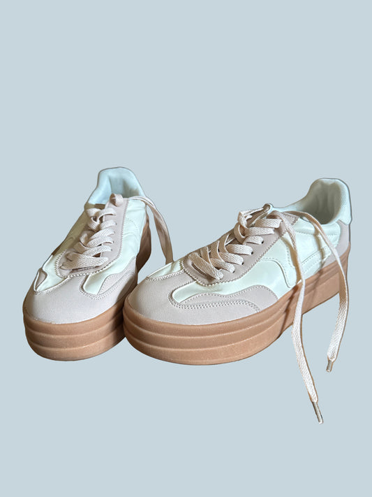 Women Platform Casual Canvas Shoe Sneakers. Like New. Size 8