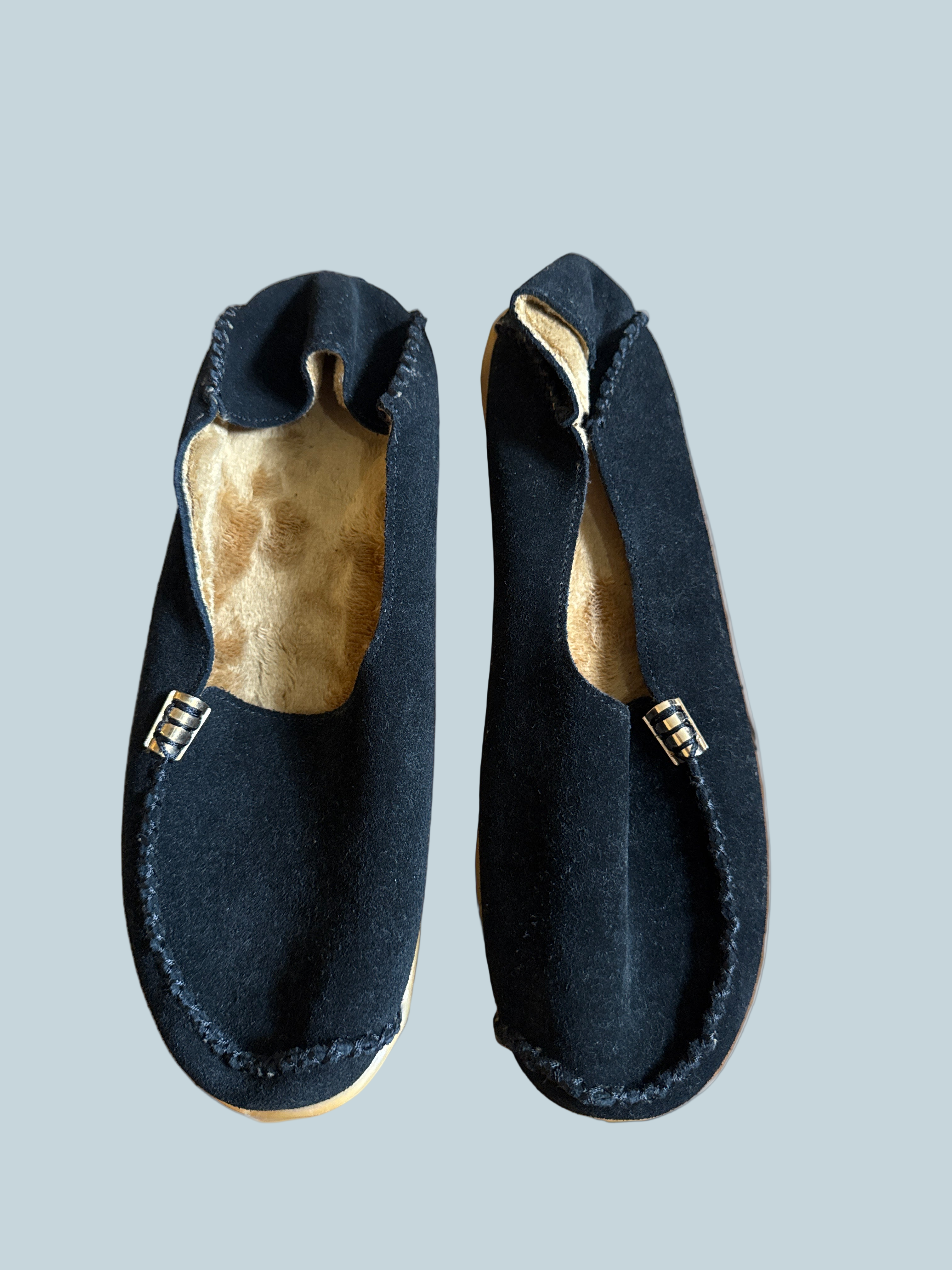 Women Slipon Cozy Shoe. Like New. Size 42