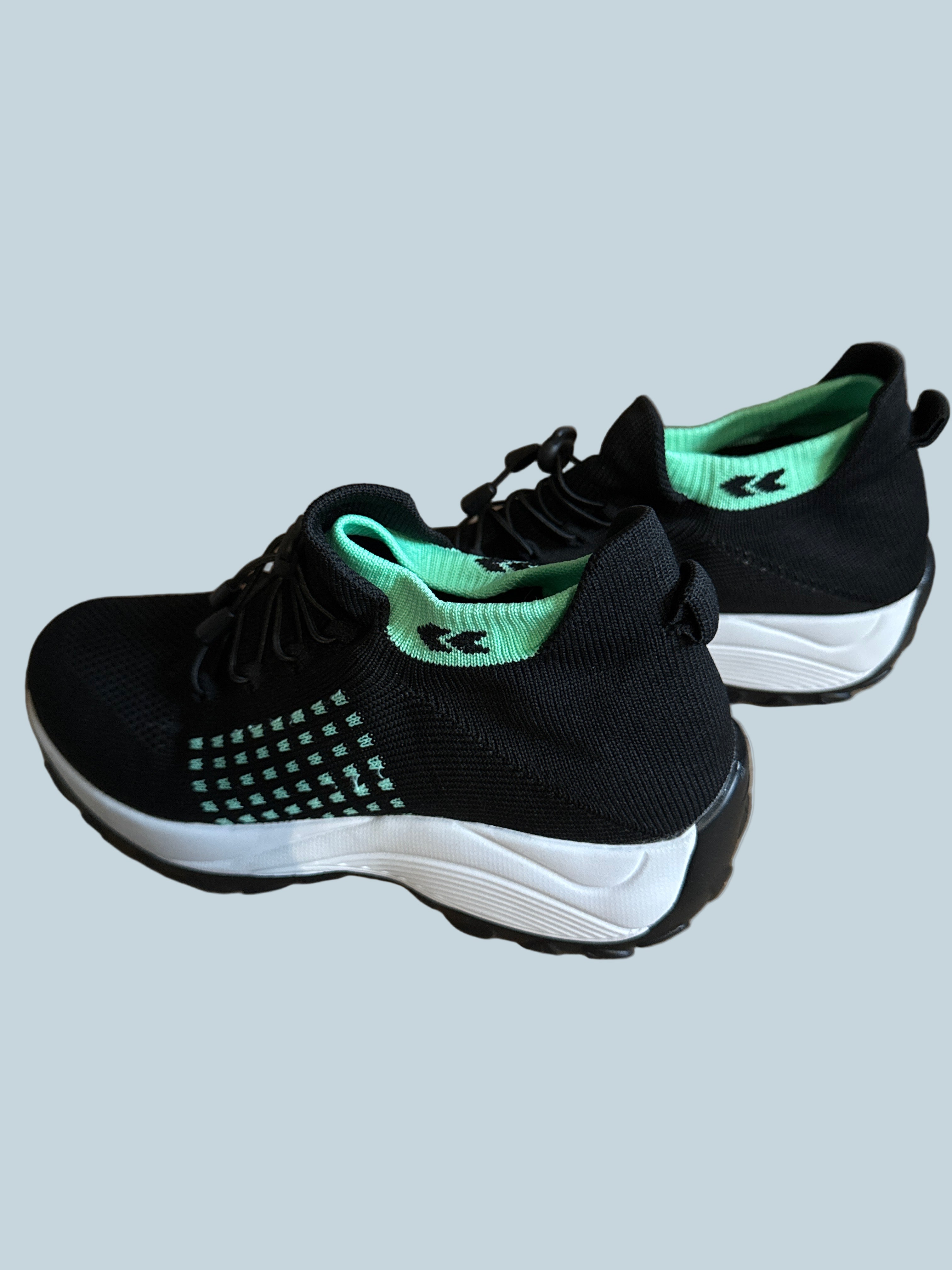 Stunahome Women Walking Shoe Sneakers. Like New. Size 41