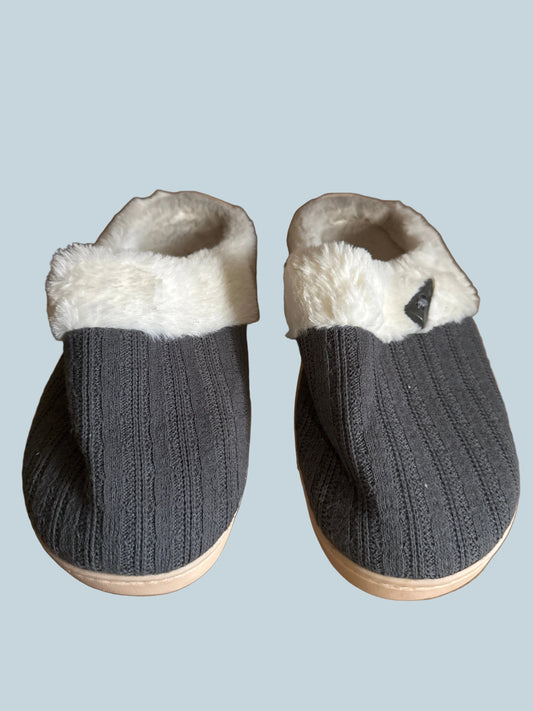 Women Slipon Shoe Slippers. Secondhand. Size 9