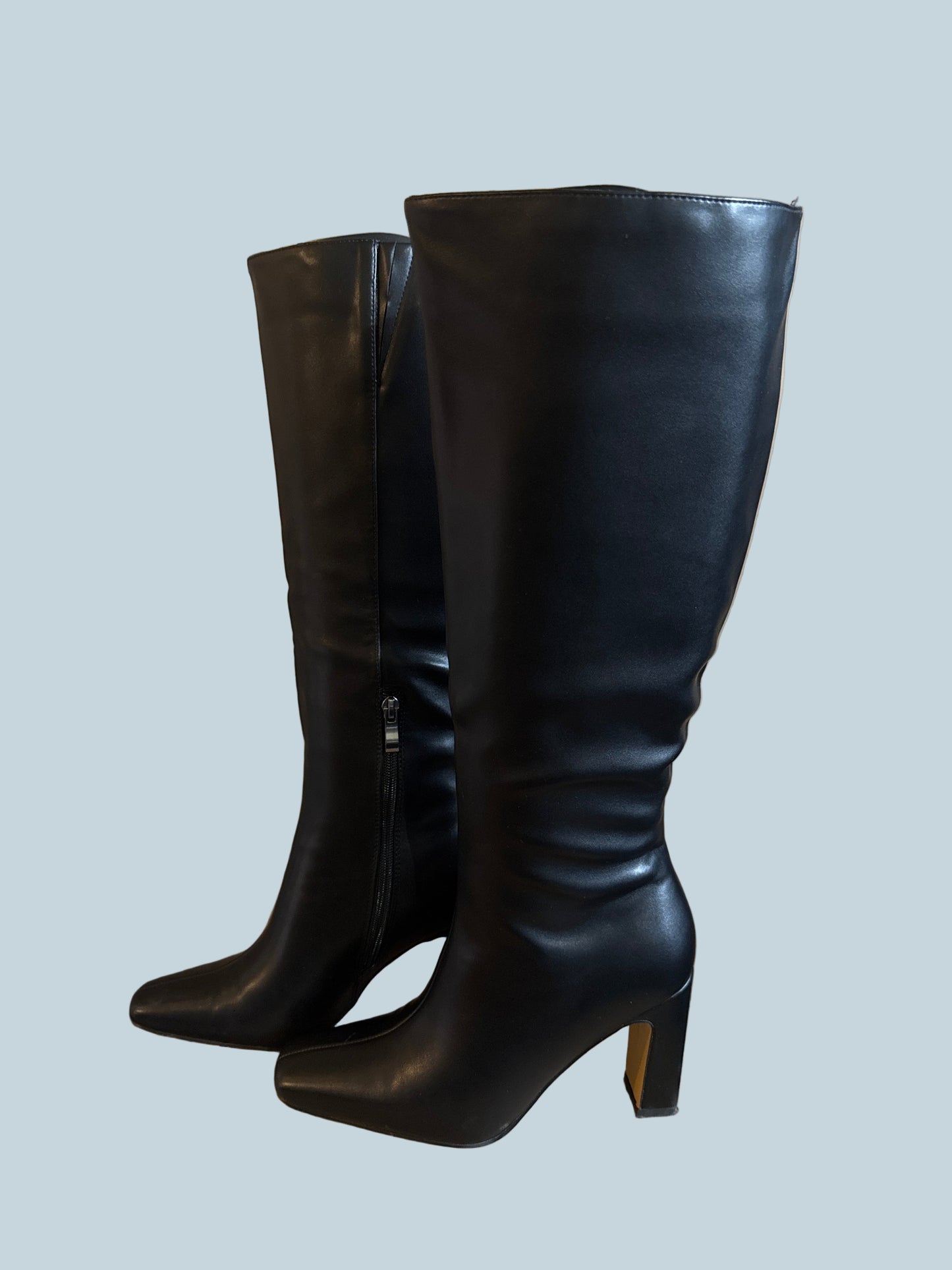 Women Knee-high Heeled boot. Like New. Size10