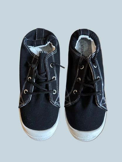 Lxuan Men Women Slipon Shoe Canvas. Like New. Size 8