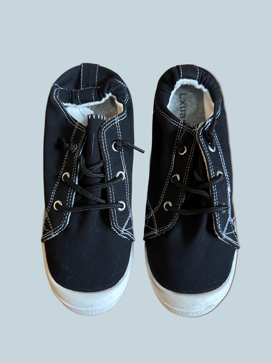 Lxuan Men Women Slipon Shoe Canvas. Like New. Size 8
