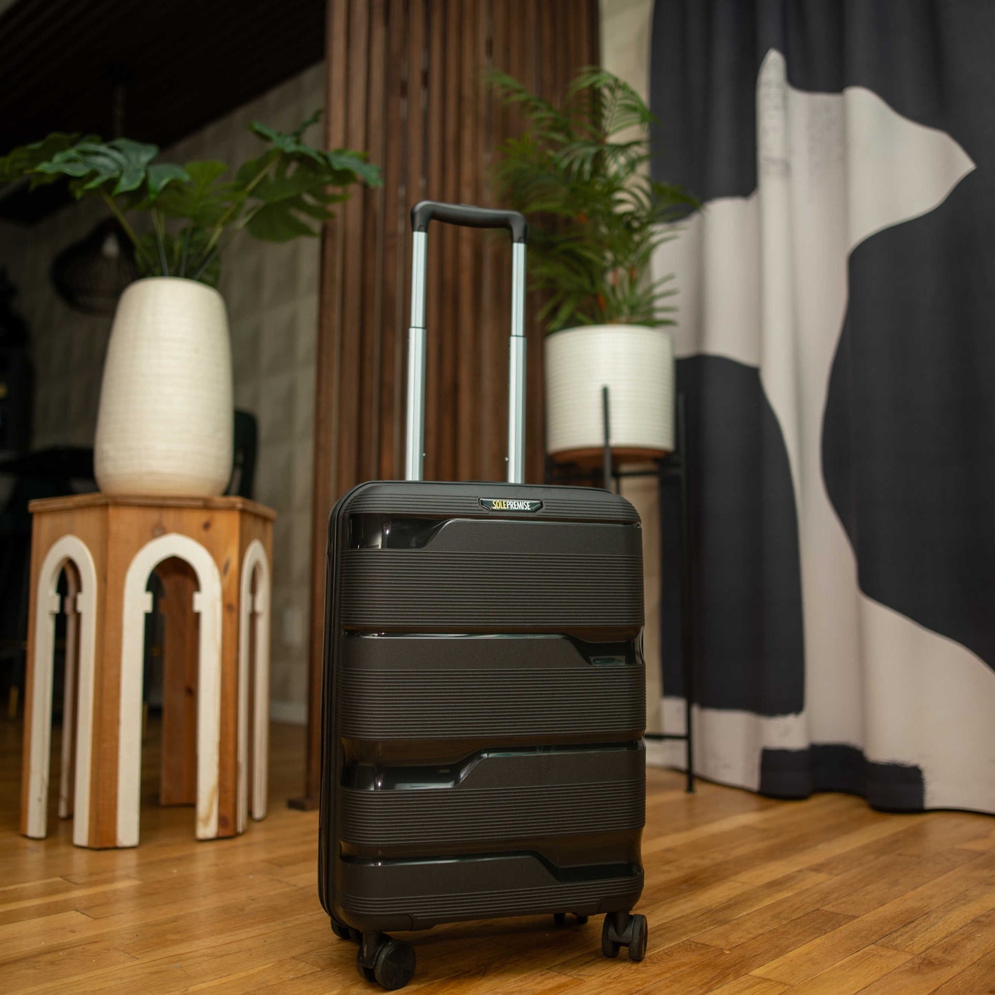 20-inch Black Carry-On Hardcase Roller Luggage